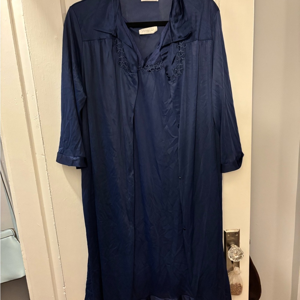 Elegant Vanity Fair Navy nightgown and robe - Picture 2 of 6